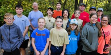 Neighbors Unite for Glade Run Lake Cleanup