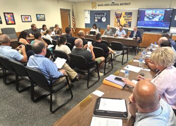 Mars School Board Members Publicly Debate Teacher Contract Talks